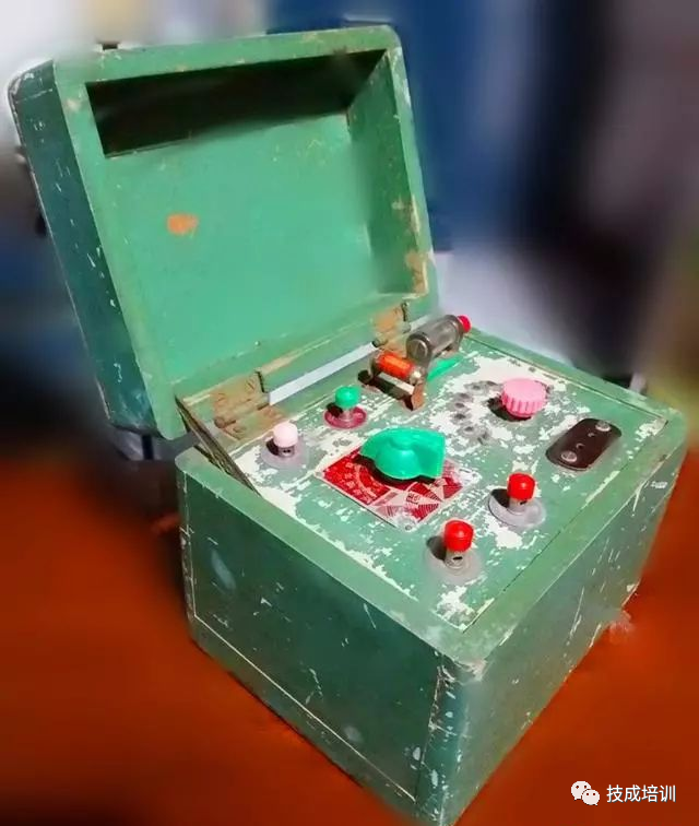 拆解60年代矿石收音机：没电源电路照样听电台