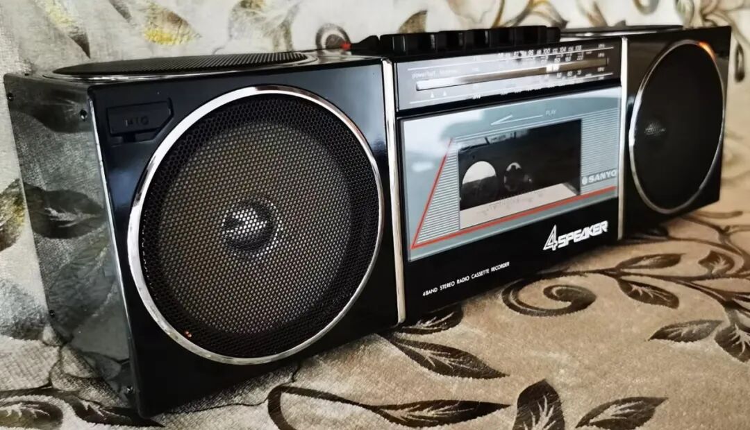 当年巨猛的磁带收音机！四喇叭堪比大音响，如今沦为电子垃圾