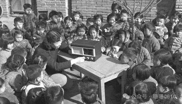 老照片：一组七八十年代收音机的老照片，回忆听收音机的童年时光