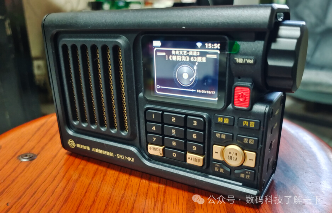 猫王妙播AI智慧收音机，复古颜值AI内核，但1.3kg别想挂包上