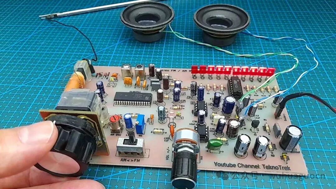 带VU表的立体声调频/调幅收音机接收器（TEA5711 + LM386）