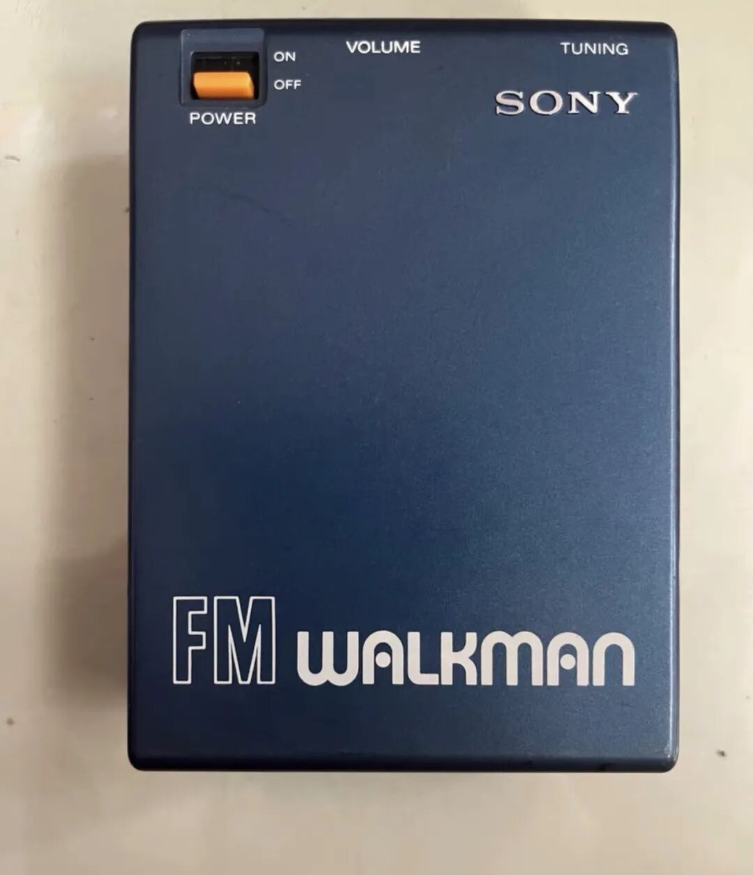 当年的“随身听天花板”，这台索尼老收音机，藏着80年代的青春