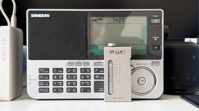 复古收音机VS数显黑科技：指尖调频的浪漫与现代便捷谁更香？