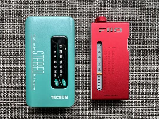 复古收音机VS数显黑科技：指尖调频的浪漫与现代便捷谁更香？