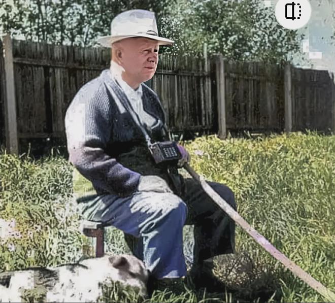 60年代，赫鲁晓夫的“被退休”生活照，孤独坐在草地上听着收音机