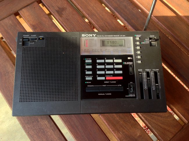 我的新（对我来说）索尼ICF2001短波收音机